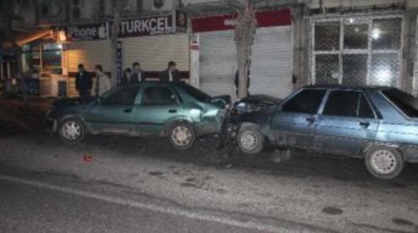 Aşırı Hız Yapan Bir Otomobil Park Halindeki Otomobillerin Arasına Daldı