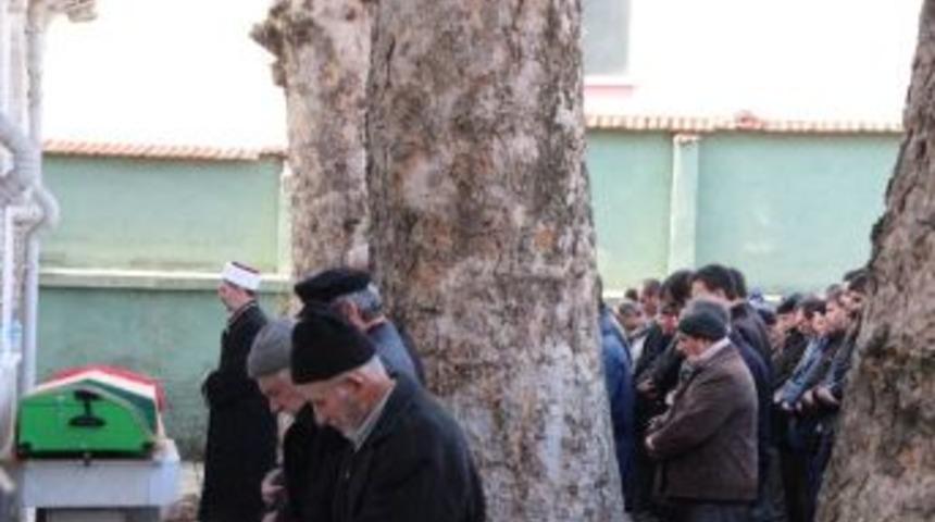 Annesinin Merdane İle D&ouml;verek &Ouml;ld&uuml;rd&uuml;ğ&uuml; Gen&ccedil; Kız Toprağa Verildi