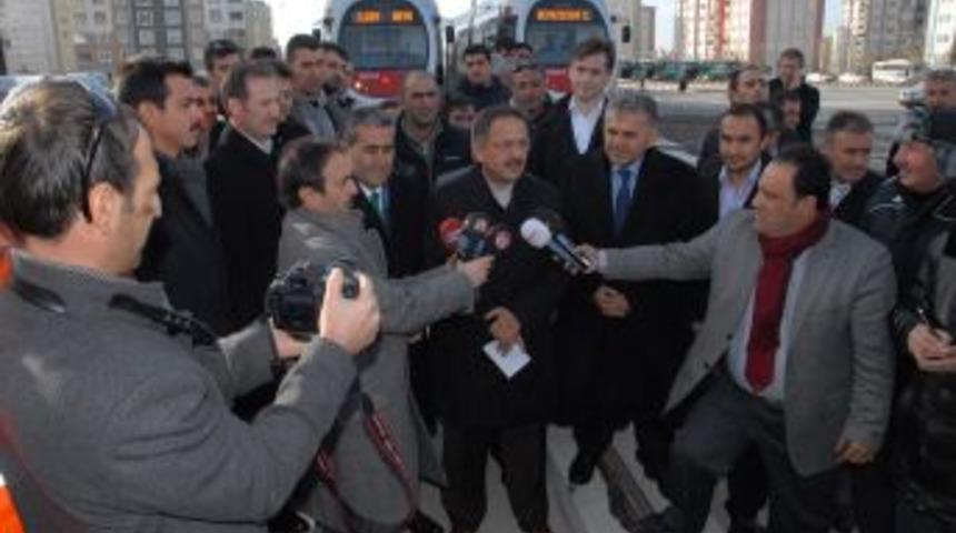 Başkan &Ouml;zhaseki, Raylı Sisteminin İldem Hattında Test S&uuml;r&uuml;ş&uuml; Yaptı