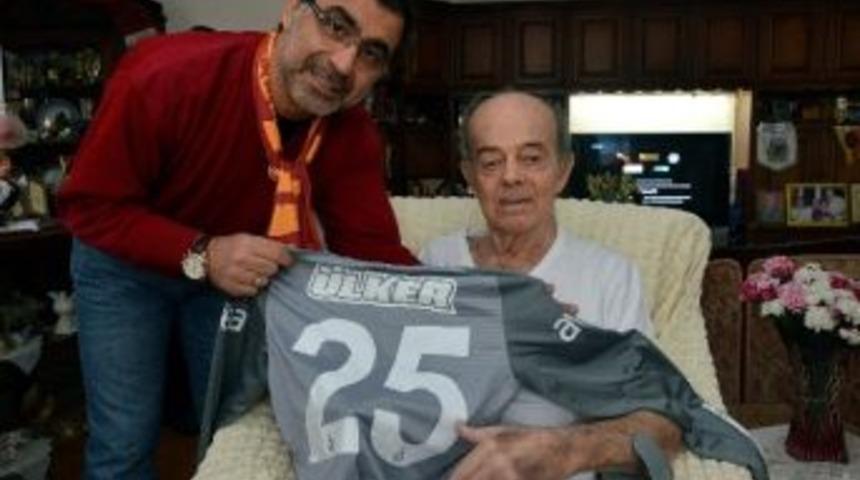 Galatasaraylı Taraftarlar Turgay Şeren&rsquo;i Ziyaret Etti