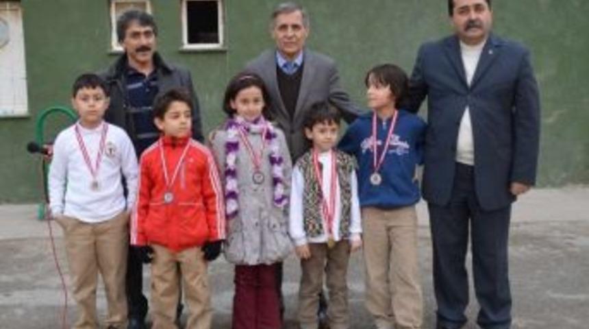 Edremit&rsquo;te &Ouml;ğrencilerin Ge&ccedil;ikmeli Madalya Sevinci