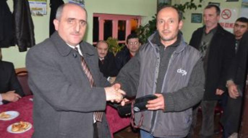 K&uuml;&ccedil;&uuml;kbaş Hayvan Otlatan Orman K&ouml;yl&uuml;s&uuml;ne Termos Dağıtıldı