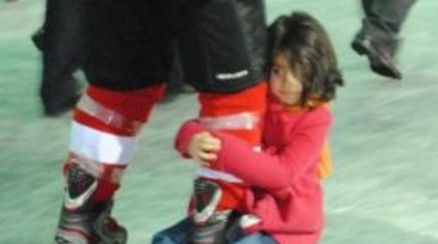 Plastik Kapak Ve Atık Pil Toplayan &Ccedil;ocuklar Buz Pateni Keyfi Yaşadı