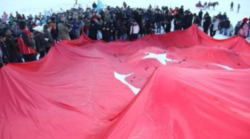 Kars'ta Kardan Şehit Heykelleri A&ccedil;ıldı