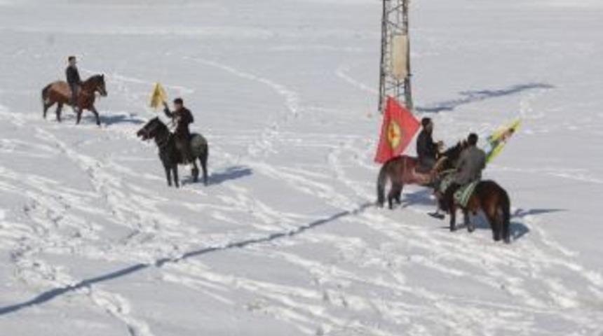 Başkale Adaylarını Atlı Gen&ccedil;ler Karşıladı
