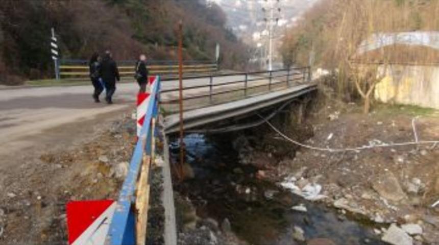 Doğalgaz Boru Hattıyla Y&uuml;ksek Voltajlı Kablolar Yan Yana Iddiası