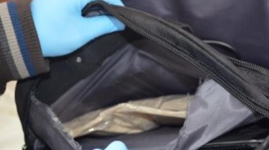 Diz&uuml;st&uuml; Bilgisayar &Ccedil;antasından 4 Kilo 74 Gram Eroin &Ccedil;ıktı