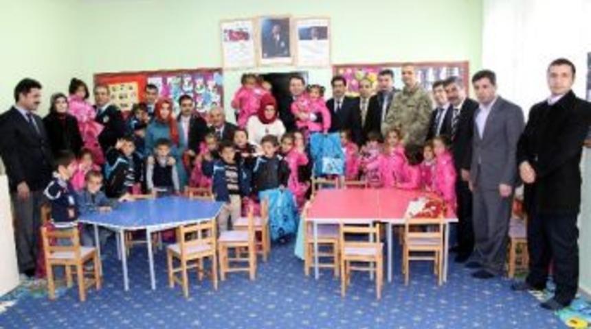 Samsat&rsquo;ta Minik &Ccedil;ocuklar Giydirildi