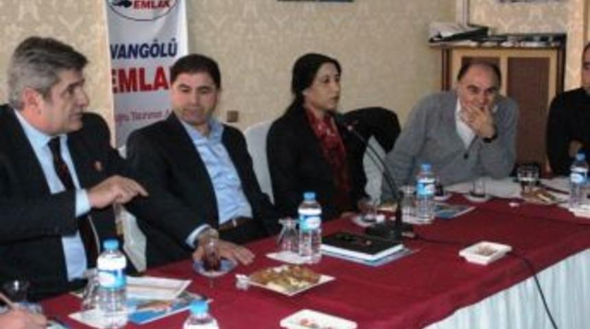 Van&rsquo;da Emlak Sekt&ouml;r&uuml;n&uuml;n Kurumlaşması İ&ccedil;in Seminer Verildi