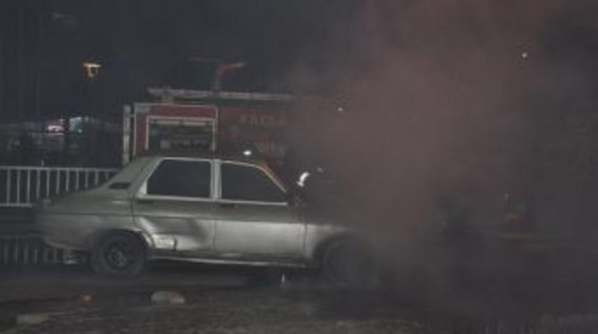 Seyir Halindeki Ara&ccedil; Alev Aldı