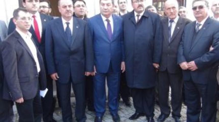 MHP&rsquo;li Adaylar, Emir Sultan T&uuml;rbesi&rsquo;ni Ziyaret Etti