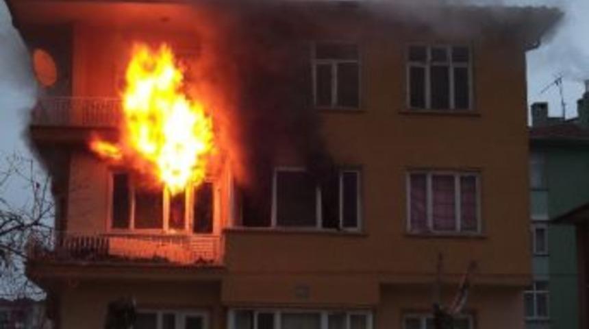 İş&ccedil;ilerin Kaldığı Ev Alev Alev Yandı