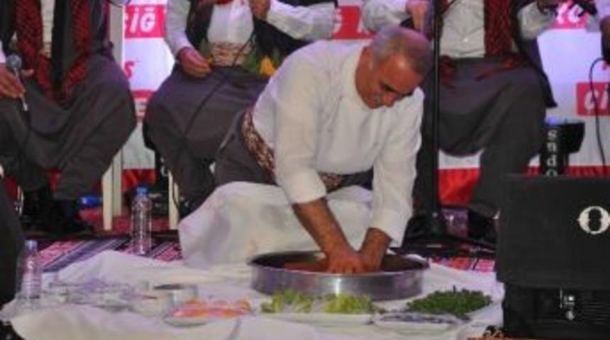 Tatlıses, Kuşadası&rsquo;nda &Ccedil;iğ K&ouml;fte Bayileriyle Coştu