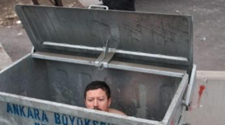 &Ccedil;&ouml;p Konteynırından &Ccedil;ıplak Vatandaş &Ccedil;ıktı