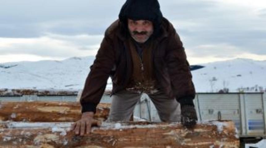 Tek Eliyle Tomruk Y&uuml;kleyerek Ge&ccedil;imini Sağlıyor