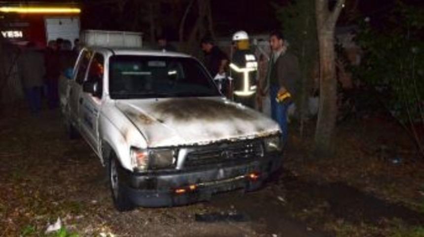 Park Halindeki Kamyonet Yandı