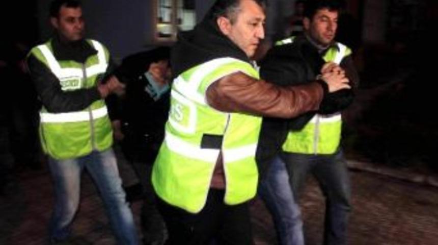 Yastık Altındaki 60 Bin Lirayı &Ccedil;alıp, 2 Otomobil Almışlar