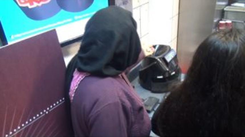 Dilenci Topladığı Bozuk Paraları T&uuml;mletti