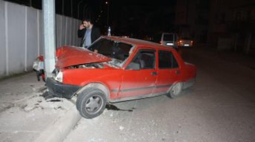 Otomobil Aydınlatma Direğine &Ccedil;arptı: 3 Yaralı