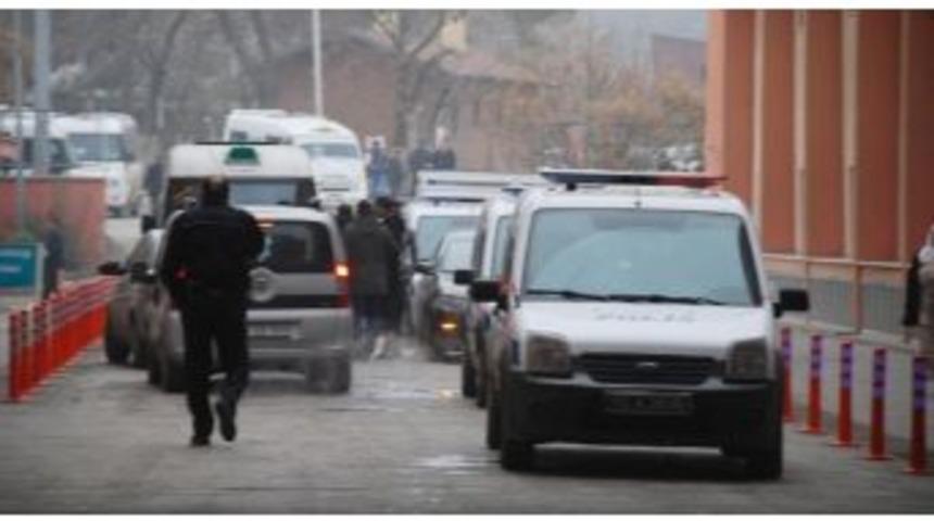 Acil Servis Girişinde Kavga: 2 Yaralı