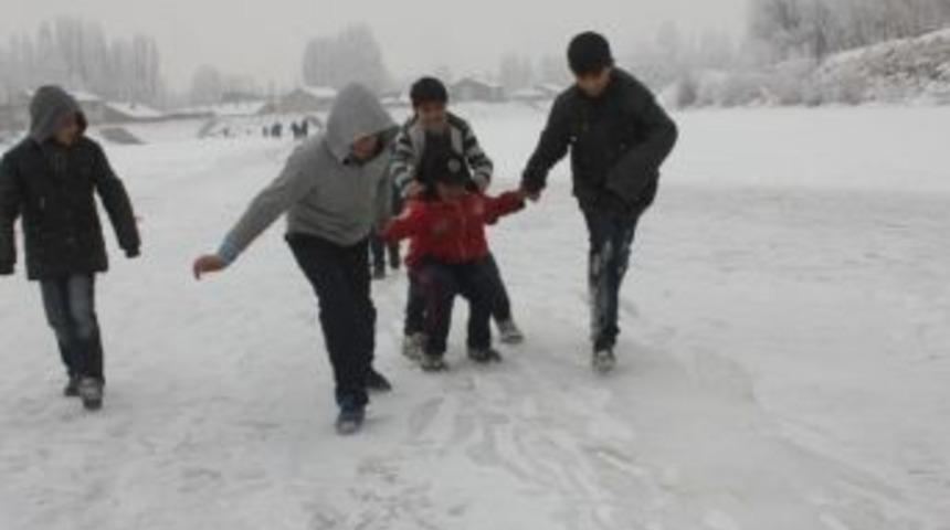 Buz Tutan Nehirde Futbol Ma&ccedil;ı