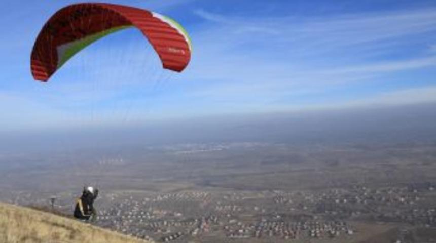 Talas&rsquo;ta Yama&ccedil; Paraş&uuml;t&uuml;yle Yılın Ilk U&ccedil;uşları Yapıldı