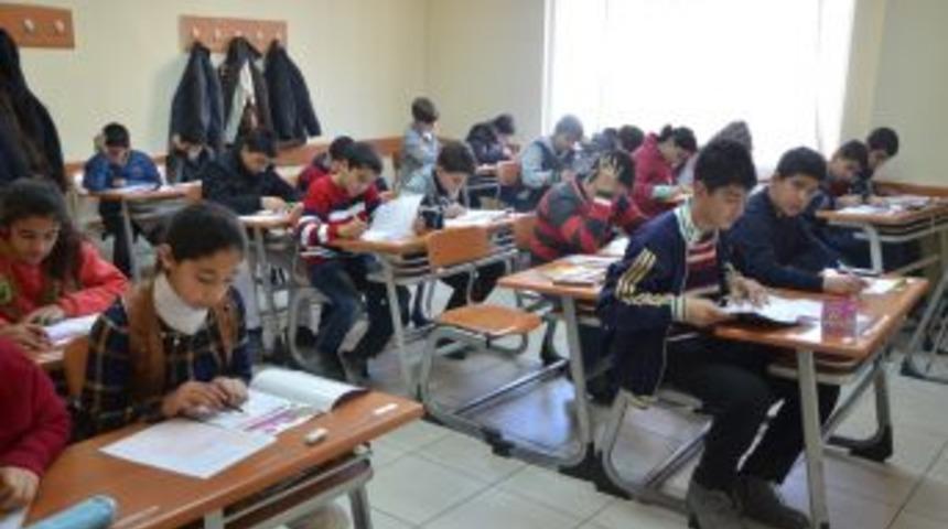 FEM'in Şanlıurfa Sınavında Sınıflar Yetmedi, M&uuml;d&uuml;r Odası Kullanıldı