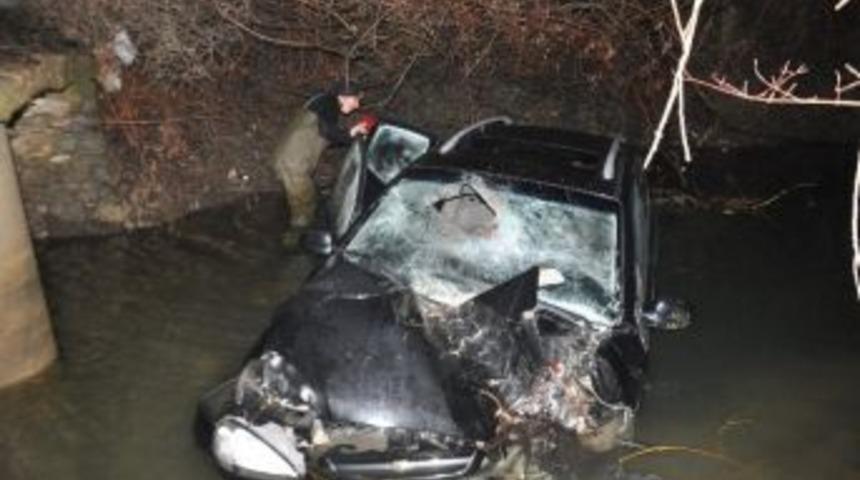 Dereye U&ccedil;an Otomobilde Yaralı Aradılar