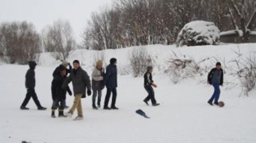 Buz Tutan Dere Futbol Sahası Oldu