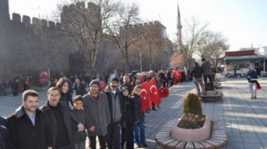 Kayserililer, Başbakan&rsquo;a Destek İ&ccedil;in 'el Ele' Verdi