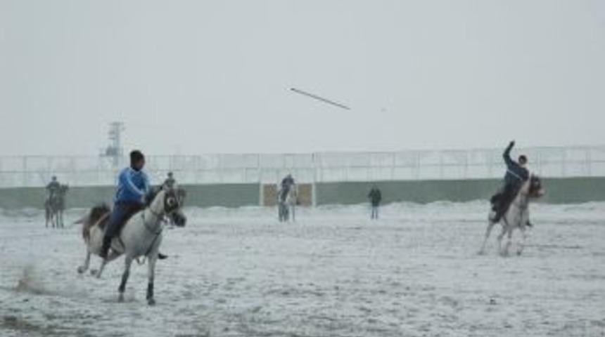 Erzurum&rsquo;da Eksi 15 Derecede Kar &Uuml;zerinde Cirit G&ouml;sterisi Nefes Kesti