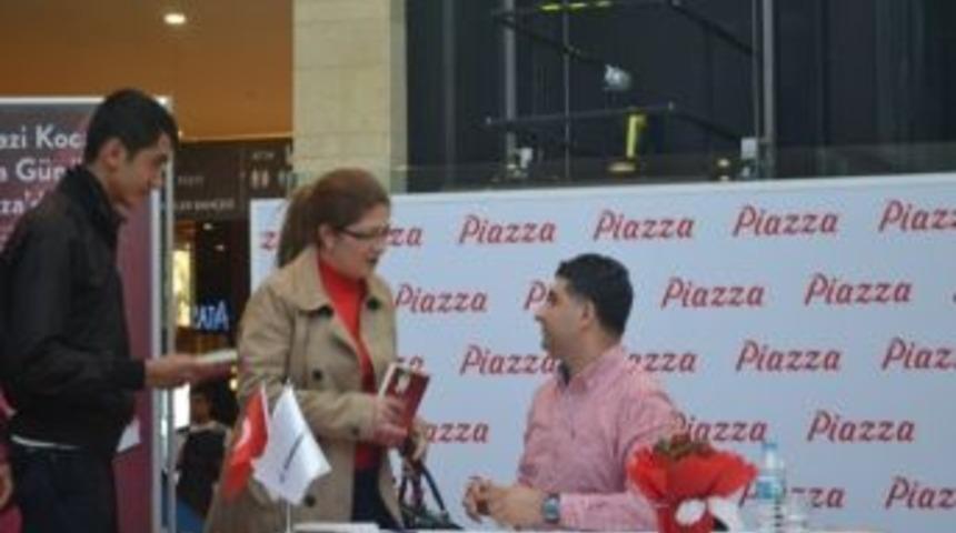 Niyazi Kocadağ İmza G&uuml;n&uuml;nde Sevenleriyle Buluştu