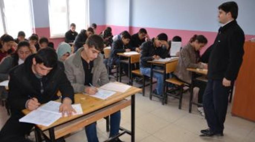 Suru&ccedil; Feza Dershanesi'nin STS Sınavına &Ouml;ğrenciler Yoğun Ilgi G&ouml;sterdi