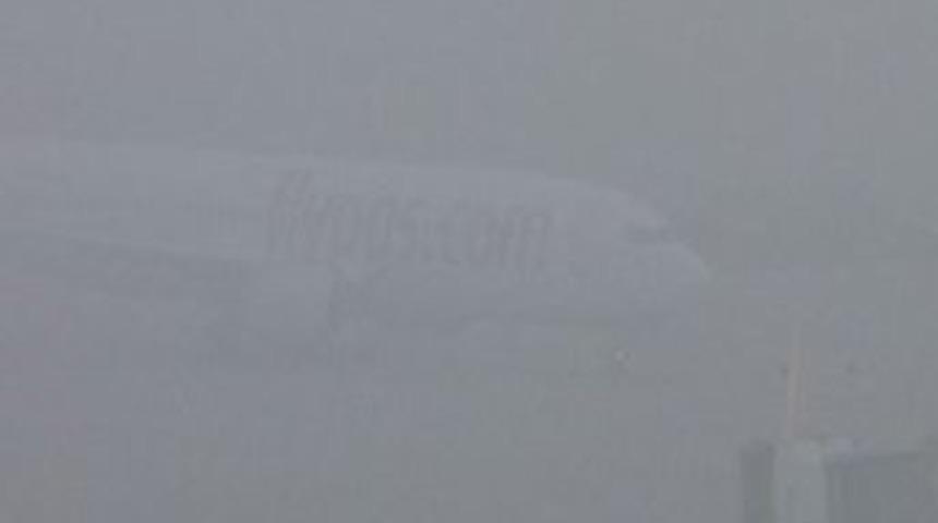 İzmir&rsquo;de Hava Ulaşımı Sis Engeline Takıldı