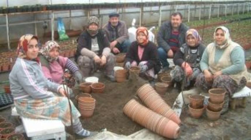 Burhaniye&rsquo;nin &Ccedil;i&ccedil;eklerini Kadınlar &Uuml;retiyor