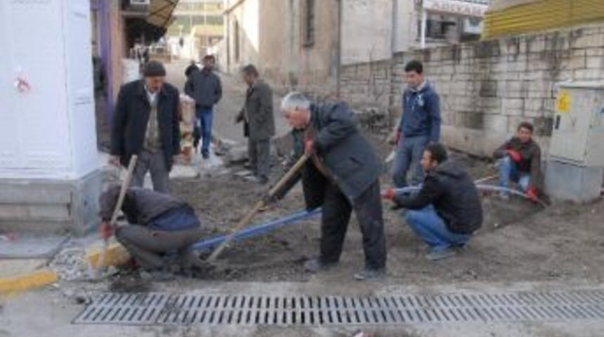 Ulucami &Ccedil;evresi Parke Taşıyla S&uuml;sleniyor