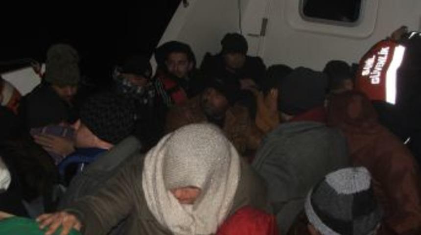 Fırtınaya Yakalanan Kaçaklar Canından Oluyordu