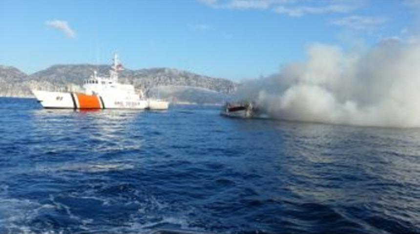 Marmaris'te Ahşap Yat Yangın &Ccedil;ıkması Sonucu Battı