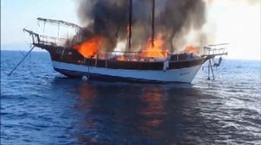 Ahşap Yat Yandı Kaptan Ve M&uuml;rettebat Kurtarıldı