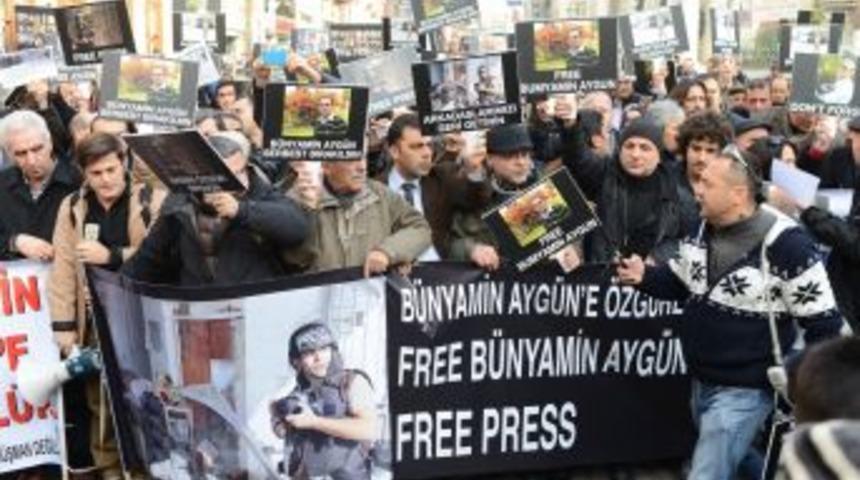 Meslektaşları B&uuml;nyamin Ayg&uuml;n I&ccedil;in Y&uuml;r&uuml;d&uuml;