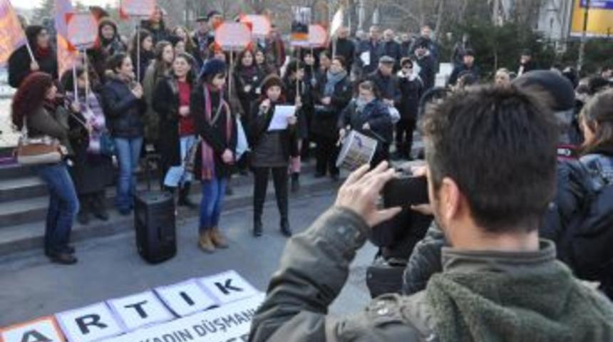 Kadınlar Eylem Yaptı, Erkekler Cep Telefonuna Kaydetti