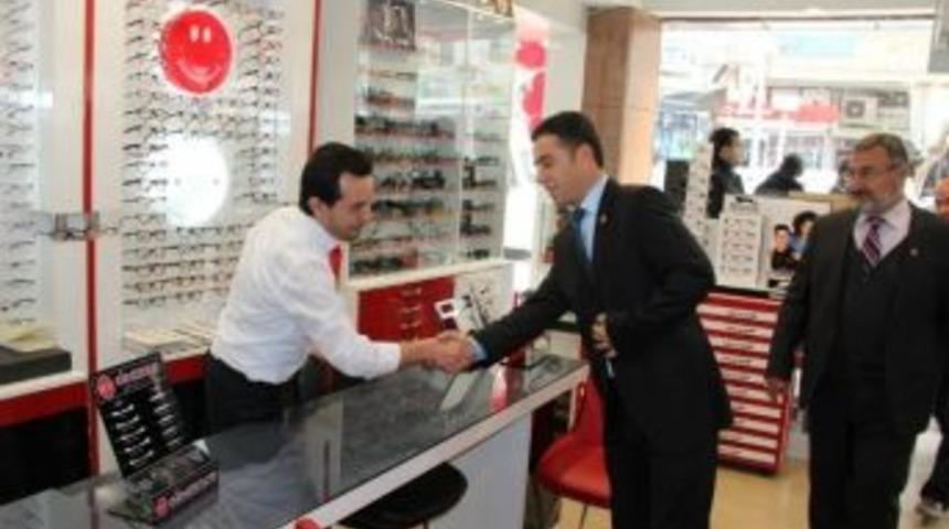 Saadet Partisi Adayı G&uuml;ler&rsquo;den Esnafa Karanfil