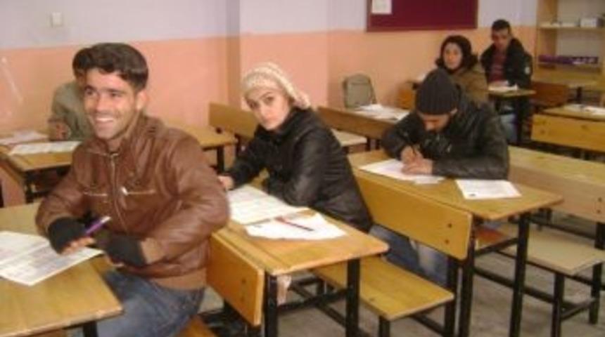 Doğanşehir'de Lise Bitirme Sınavı Yapıldı