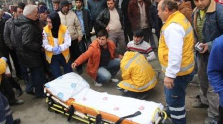 Otomobil Motosikletle &Ccedil;arpıştı: 1 Yaralı