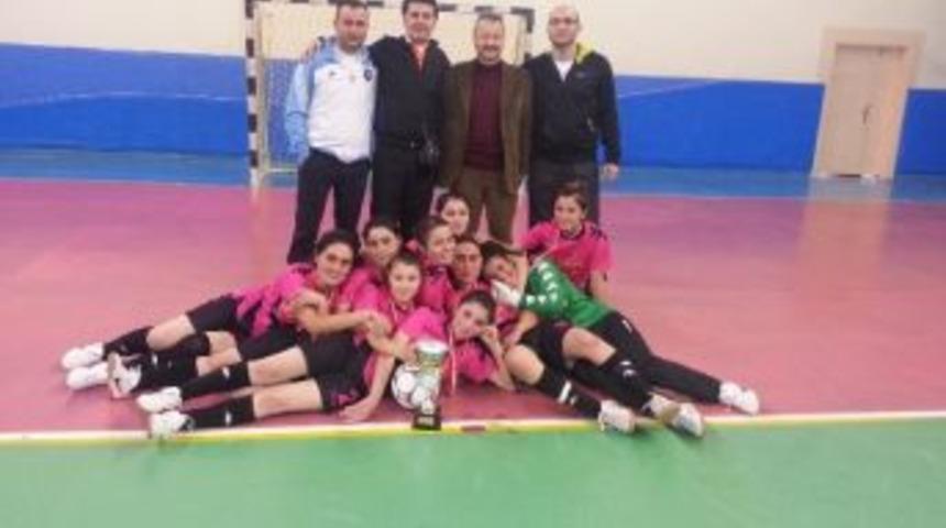 Vezirk&ouml;pr&uuml;l&uuml; Kız Futsalcılar Yarı Finalde