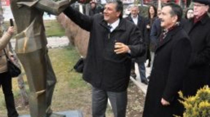 Mustafa Balbay, Ali İsmail Korkmaz'ın Heykeli &Ouml;n&uuml;nde Eğildi