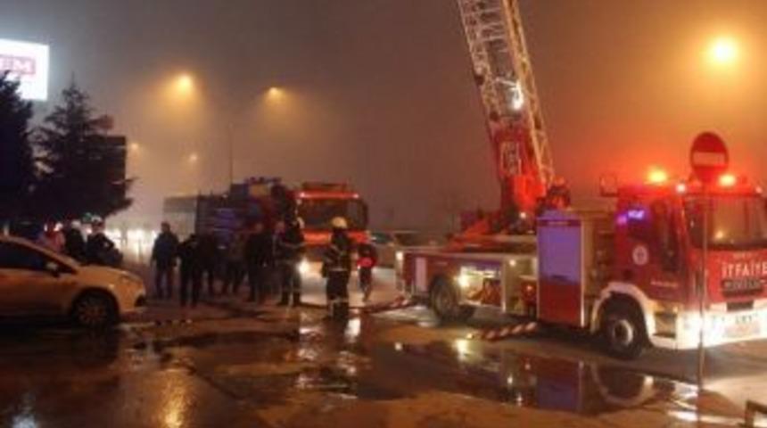 Restoran Bacasındaki Yangın Paniğe Neden Oldu
