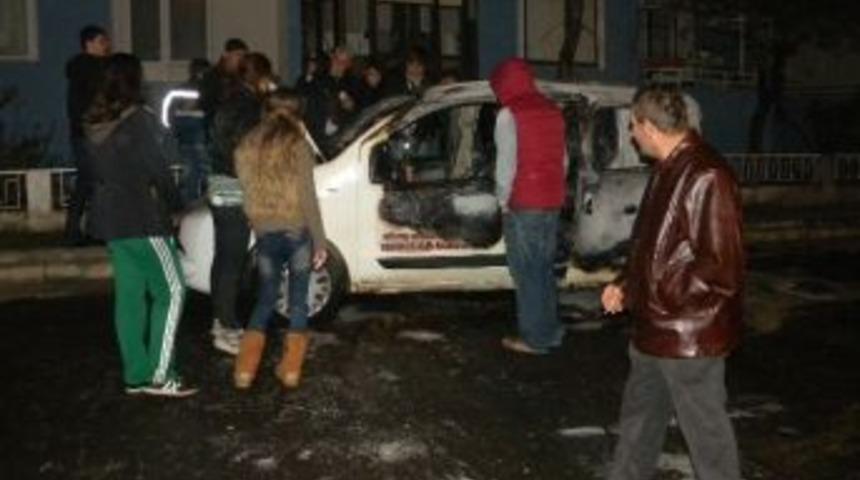 Tekirdağ&rsquo; Da Cinnet Ge&ccedil;iren Vatandaş Aracını Ateşe Verip Kendisini Yakmak İstedi