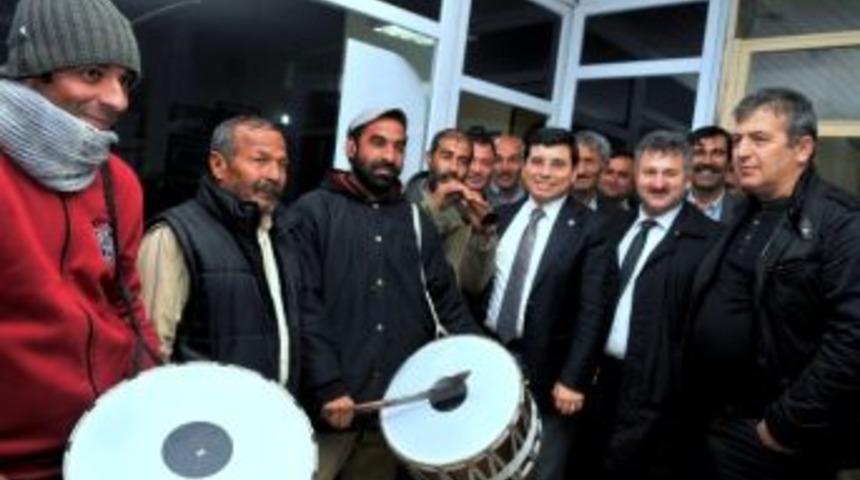 Başkan T&uuml;t&uuml;nc&uuml;&rsquo;den Tapu Ve Lise M&uuml;jdesi