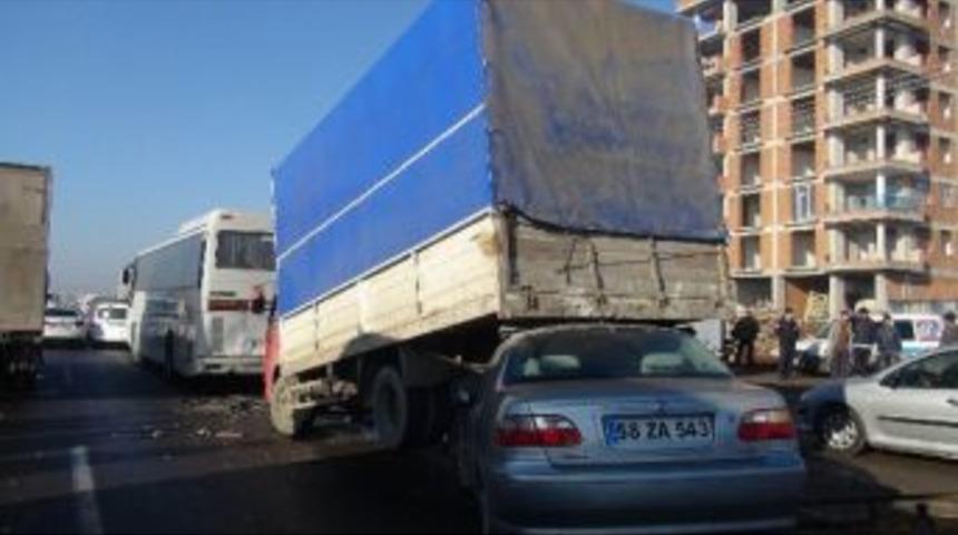 Diyarbakır&rsquo;da 50 Ara&ccedil; Birbirine Girdi